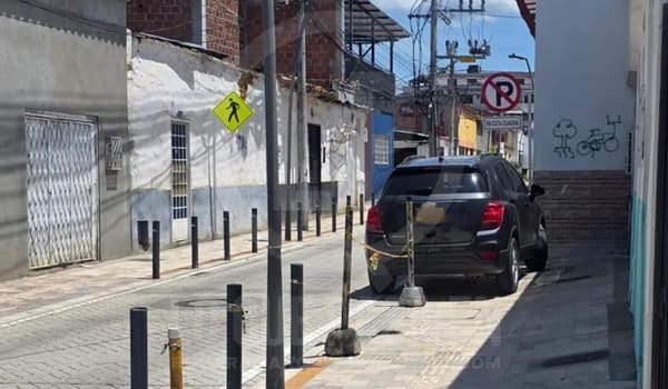 Carros y motos invaden las aceras en Bucaramanga