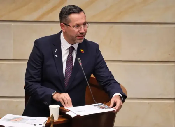 Ministro de VIVIENDA afrontó debate en Senado