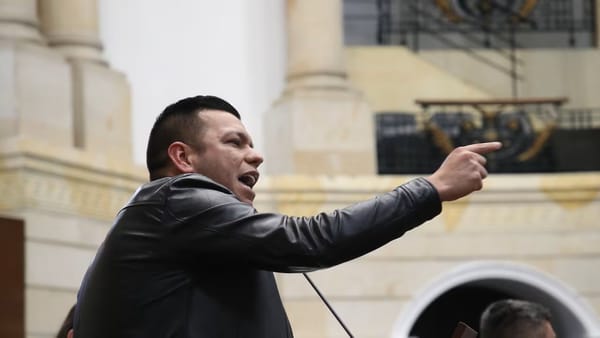 “Míreme si no le da miedo, asqueroso heredero”: Jota Pe Hernández estalla contra Iván Cepeda en el Congreso