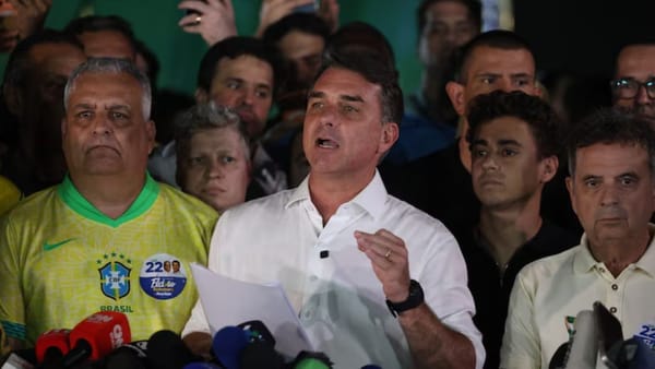 Flávio Bolsonaro habría escapado de Brasil rumbo a Estados Unidos pese a una prohibición judicial