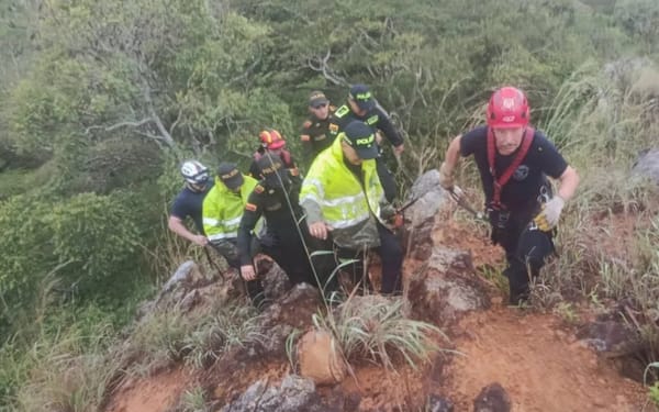 Rescatado adulto mayor que rodó a un abismo por más de sesenta metros en Santander
