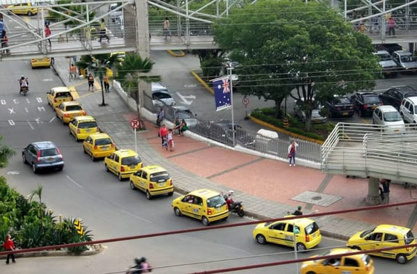 Tránsito despeja de taxistas la autopista de Floridablanca