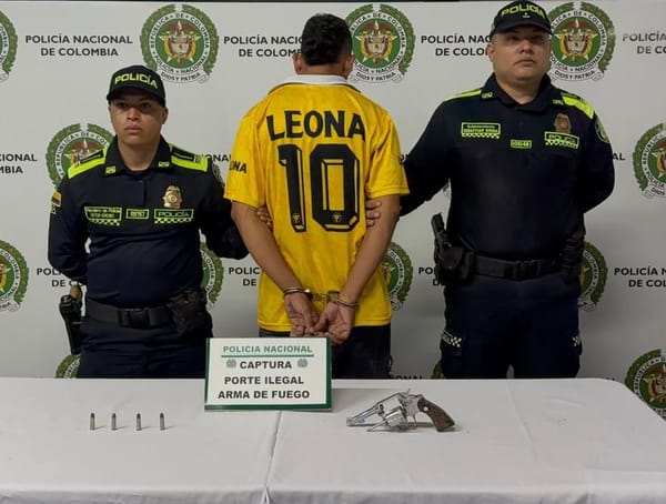 Viajaban en un vehículo con un revólver y cuatro cartuchos: capturan a un hombre y aprehenden a menor en Girón