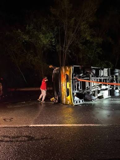 Bus de la agrupación de Alexis Escobar se volcó cuando viajaba hacia Bogotá