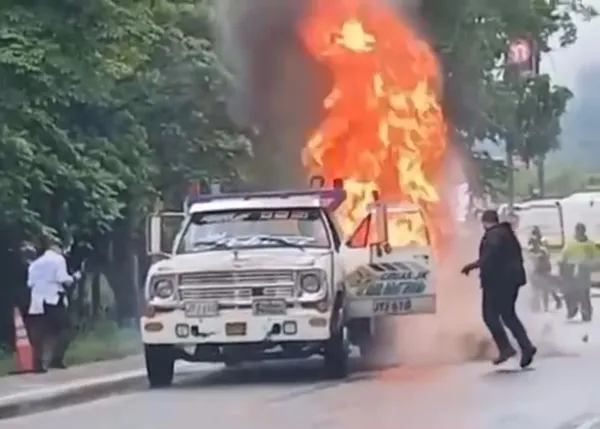 Video - Motociclista murió en accidente en la vía San Gil – Socorro y su moto se incendió tras el choque