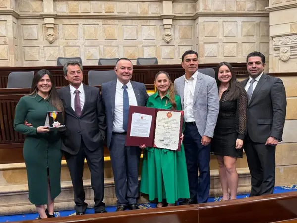Orden Grado Cruz Comendador a Financiera Comultrasan