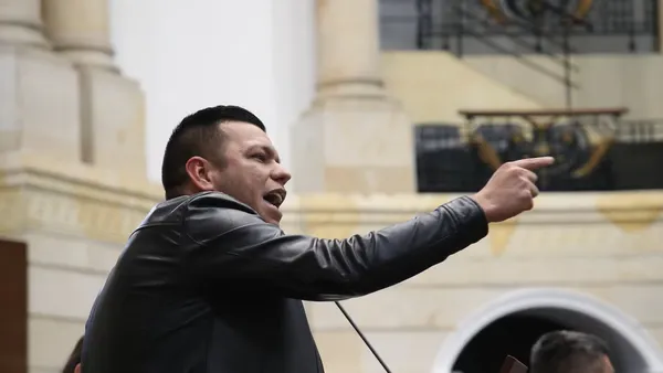 “Míreme si no le da miedo, asqueroso heredero”: Jota Pe Hernández estalla contra Iván Cepeda en el Congreso