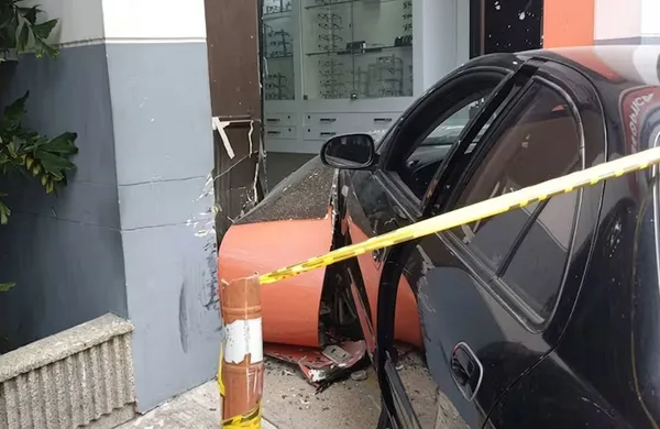 Mujer de 80 años perdió el control de su vehículo y arrasó con todo a su paso en Floridablanca