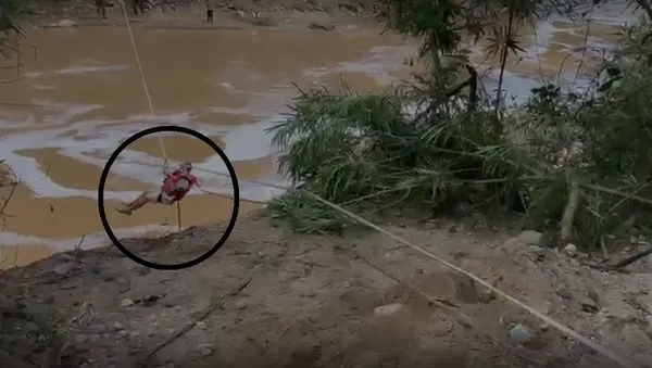 Tres personas salvadas de crecida súbita del río de Oro