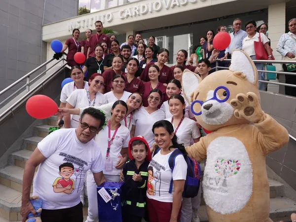 Con corazón renovado y una imborrable sonrisa Lucas Murillo recibió el alta en el Hospital Internacional