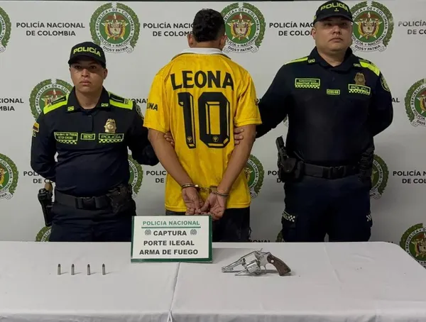 Viajaban en un vehículo con un revólver y cuatro cartuchos: capturan a un hombre y aprehenden a menor en Girón