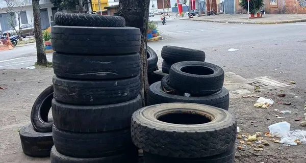 Anuncian sanciones para quienes llenan de llantas el espacio público de Bucaramanga