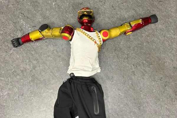 Robot ‘manoseó’ a una joven de 16 años