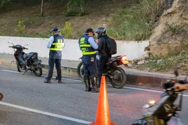 ¿Dinero y favores sexuales para evitar sanciones? Procuraduría formula cargos contra agente de tránsito de Girón