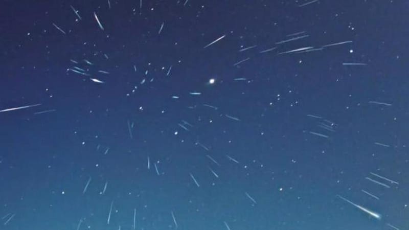 Lluvia de estrellas en el firmamento El fenómeno celeste que  se presenta cada 33 años imagen de la publicación