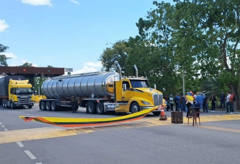 Transportadores y comunidades bloquean de forma intermitente desde este viernes los peajes de Pescadero, Curití y Oiba imagen de la publicación