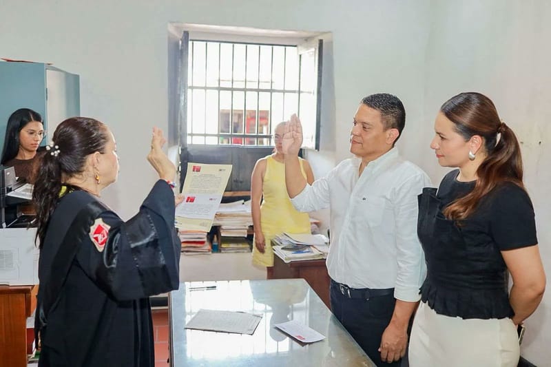 Campo Elías Ramírez asumió como Alcalde de Girón tras posesionarse en una Notaría imagen de la publicación
