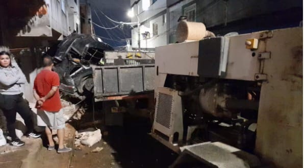 Camión sin frenos arrasó vehículos y una vivienda en Floridablanca imagen de la publicación