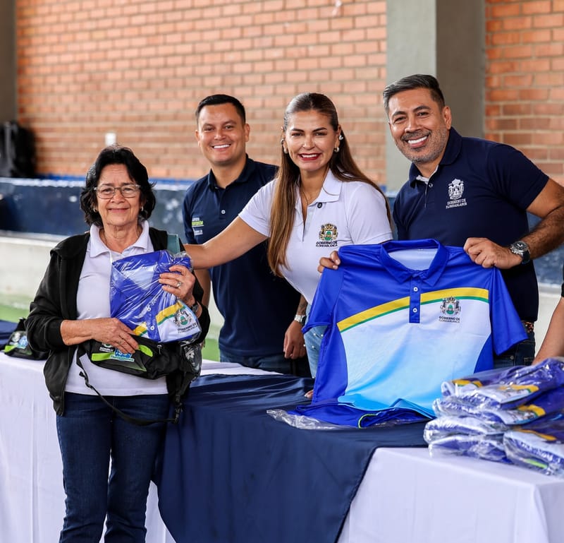 Adultos mayores reciben kits deportivos imagen de la publicación