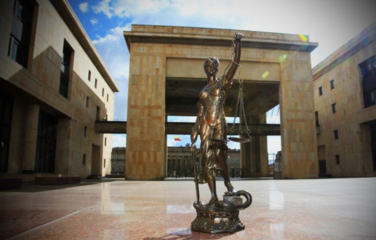 Cinco amantes de un fallecido reclamaron millonaria indemnización por los intereses de una pensión ¿Qué dijo la corte Suprema? imagen de la publicación