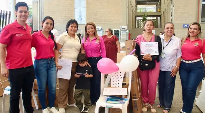 Entregadas 59 unidades productivas a igual número de mujeres en Santander imagen de la publicación