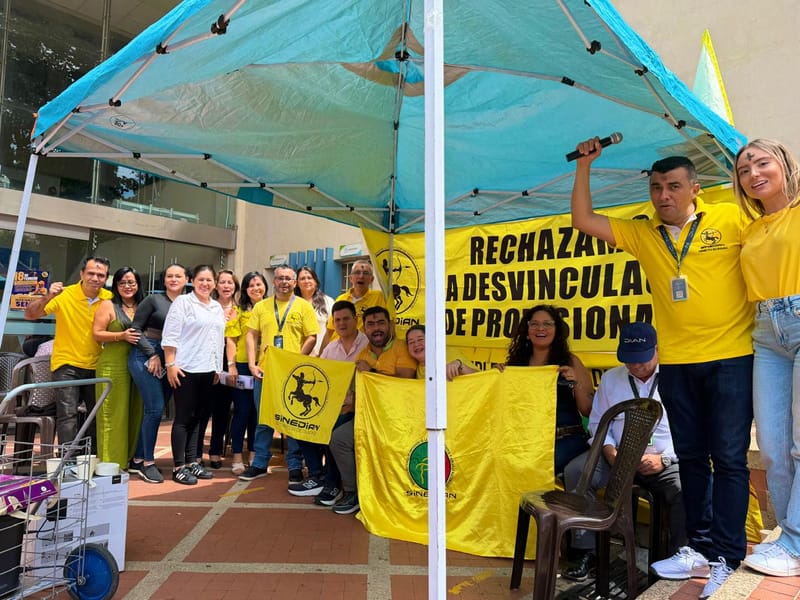 Funcionarios de la DIAN en Bucaramanga realizan mitin por estabilidad laboral imagen de la publicación