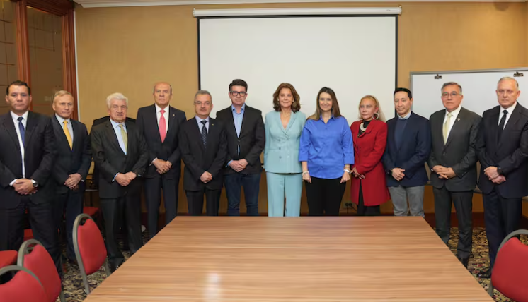 Cinco exministros de defensa y 32 generales en campaña presidencial de la senadora PALOMA Valencia imagen de la publicación