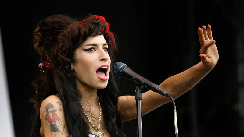 Padre de Amy Winehouse pierde demanda por venta de objetos personales de la cantante imagen de la publicación