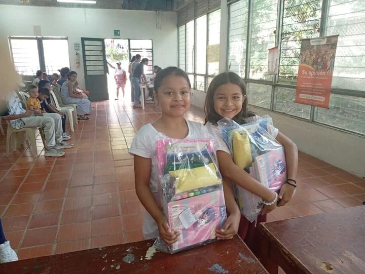 Más de 2.000 niñas y niños en Girón recibirán útiles para seguir en las aulas imagen de la publicación