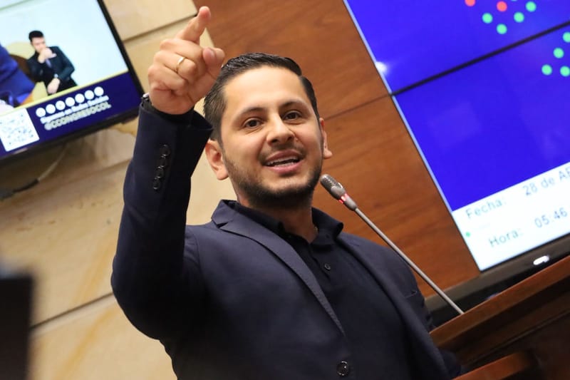 “Mi papá fue parapólítico… y ya pagó”: la respuesta de un senador al ser cuestionado por el pasado de su familia imagen de la publicación