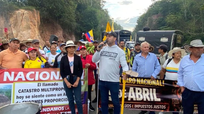 Paso intermitente por una hora en peaje de Lebrija donde hay bloqueo hacia el Aeropuerto imagen de la publicación