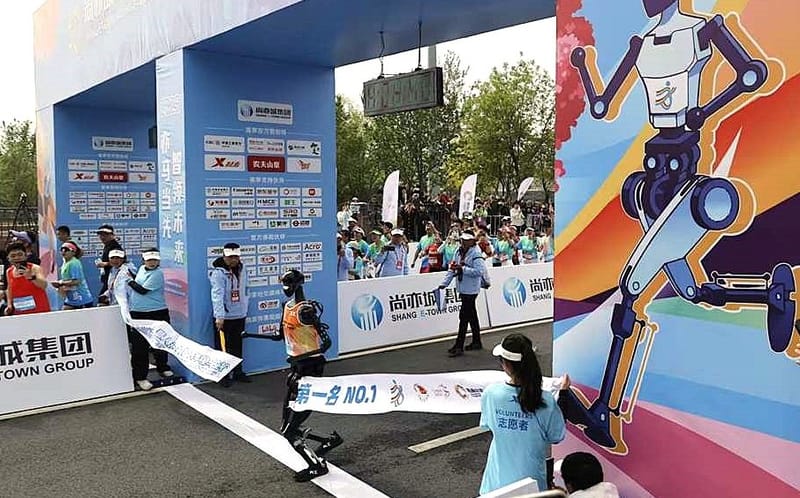 Robot humanoide gana  1/2 maratón y supera récord mundial imagen de la publicación