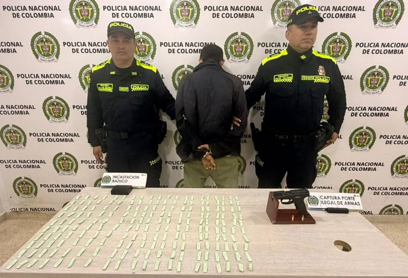 Trató de huir y fue capturado con un arma de fuego y 200 dosis de bazuco en Floridablanca imagen de la publicación
