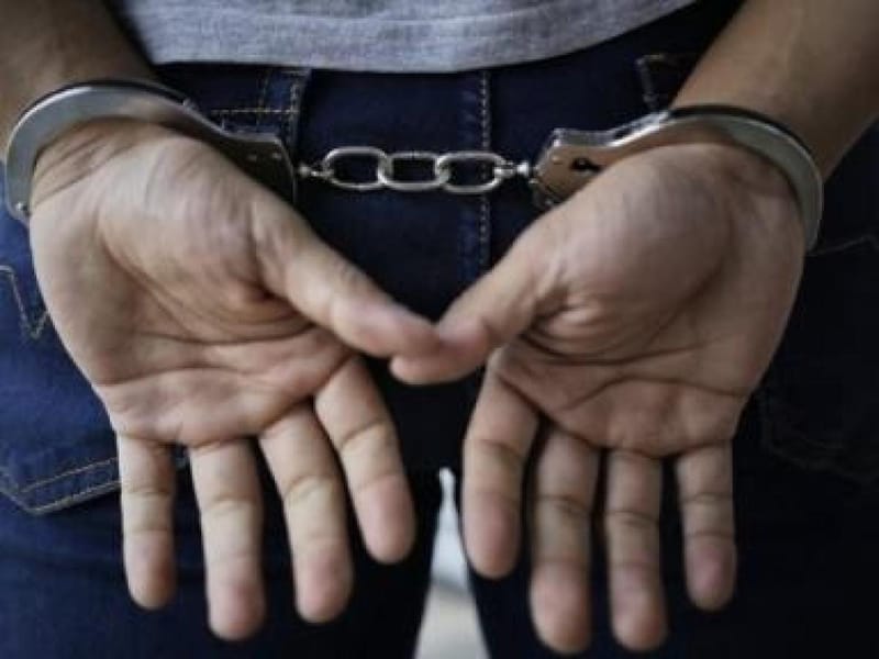 De uniforme a capturado: patrullero detenido en operativo por porte ilegal de armas en Santander imagen de la publicación