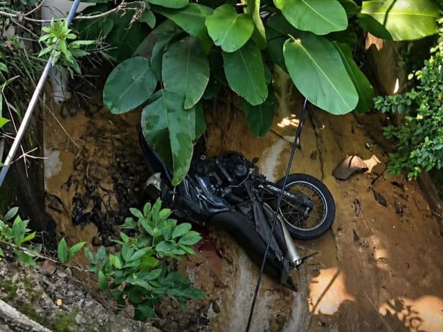 Tres en motocicleta terminan en un caño tras perder el control en vía Matanza, Santander imagen de la publicación