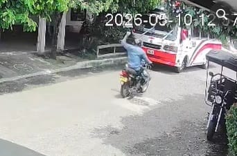 EN cámara de seguridad fue grabado un sujeto vandalizando busetas de servicio público en Santander imagen de la publicación