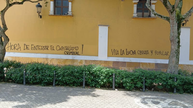 Garabatearon la icónica Iglesia de San Laureano en la marcha del 1 de Mayo imagen de la publicación