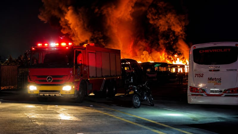Autoridades indagan entre las cenizas del incendio en Girón imagen de la publicación