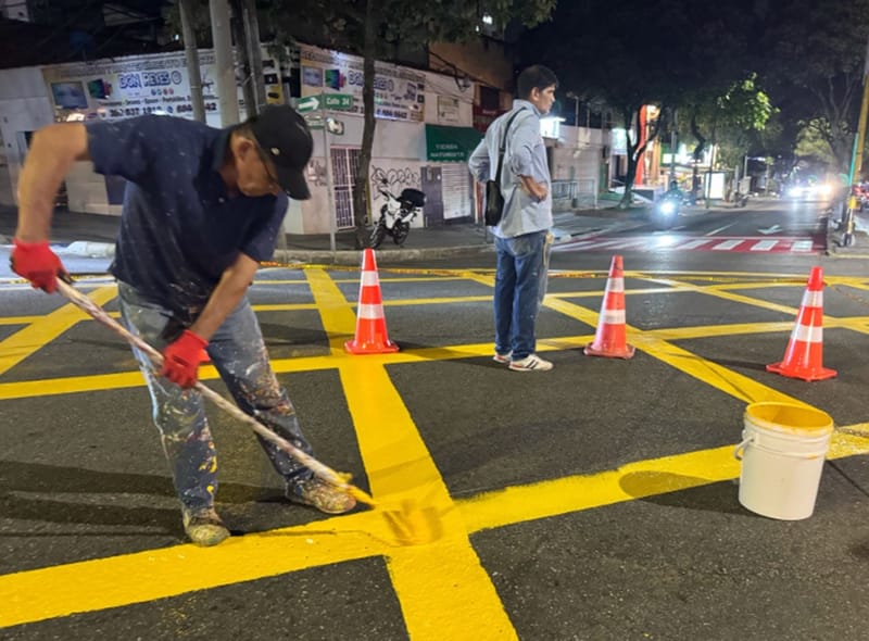 Seguridad pintada sobre el asfalto de la carrera 33 imagen de la publicación