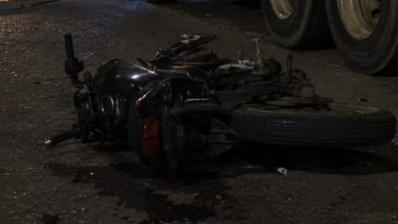 Fatal choque entre motocicleta y volqueta dejó un venezolano muerto en Barrancabermeja imagen de la publicación